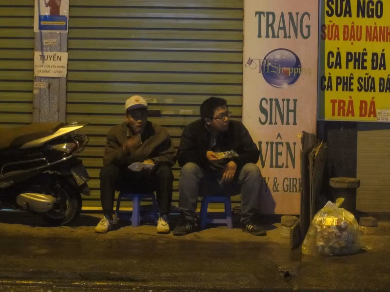 Một số người dân tranh thủ ăn để lấy sức tiếp tục chờ.