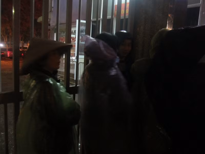 Một số phụ huynh ở nhà sốt ruột không ngủ được nên ra đợi cùng các con.