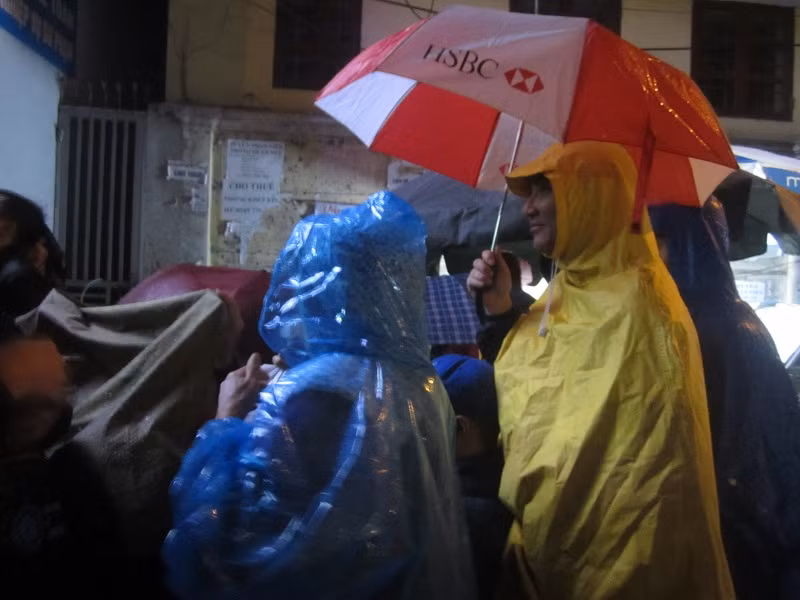 Vì phải chờ cả mấy tiếng đồng hồ mà giờ lại bỏ đi thì quá lãng phí.