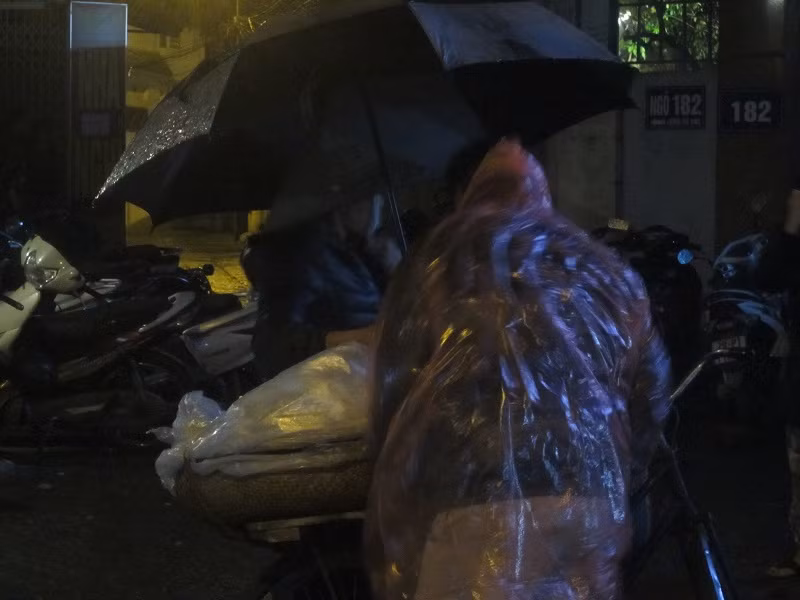 Có những gia đình có 3, 4 người đi để thay thế nhau. Cứ người này trông được 5,7 tiếng thì người tiếp theo vào thay.