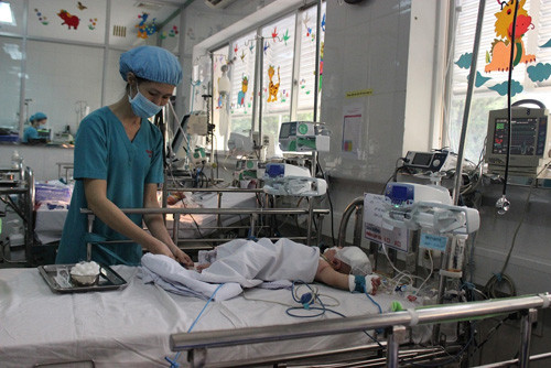 3. Bé trai bị đâm xuyên não phẫu thuật lần 2 do bị nhiễm trùng Trưa 15/12, Thạc sĩ - bác sĩ Đào Trung Hiếu (Phó giám đốc Bệnh viện Nhi Đồng 1) cho biết, hai ngày sau ca phẫu thuật lần thứ 2, sức khỏe bé Phát diễn tiến tốt, bé hoàn toàn hết sốt, vận động tri giác tốt. Các bác sĩ đã rút ống nội khí quản, cai máy thở, bé đã tự thở khí trời và bú được. Hiện tại, bé đang được dùng kháng sinh, chăm sóc, điều trị đặc biệt tại phòng Hồi sức (Khoa Ngoại, Bệnh viện Nhi đồng 1). Trước đó, ngày 17/11, bé Dương Minh Phát (hiện đã được 4 tháng tuổi) được đưa trở lại Bệnh viện Nhi Đồng 1 do viêm màng não mủ, bé sốt 39 độ C, bỏ bú liên tục, co giật...