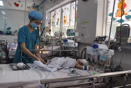 3. Bé trai bị đâm xuyên não phẫu thuật lần 2 do bị nhiễm trùng Trưa 15/12, Thạc sĩ - bác sĩ Đào Trung Hiếu (Phó giám đốc Bệnh viện Nhi Đồng 1) cho biết, hai ngày sau ca phẫu thuật lần thứ 2, sức khỏe bé Phát diễn tiến tốt, bé hoàn toàn hết sốt, vận động tri giác tốt. Các bác sĩ đã rút ống nội khí quản, cai máy thở, bé đã tự thở khí trời và bú được. Hiện tại, bé đang được dùng kháng sinh, chăm sóc, điều trị đặc biệt tại phòng Hồi sức (Khoa Ngoại, Bệnh viện Nhi đồng 1). Trước đó, ngày 17/11, bé Dương Minh Phát (hiện đã được 4 tháng tuổi) được đưa trở lại Bệnh viện Nhi Đồng 1 do viêm màng não mủ, bé sốt 39 độ C, bỏ bú liên tục, co giật...