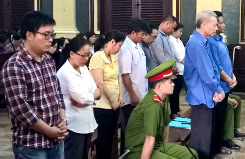 5. Xét xử đại án làm thất thoát hơn 600 tỷ đồng tại Agribank Sau 3 tháng điều tra bổ sung, cựu giám đốc chi nhánh Agribank cùng cấp dưới giải ngân trái phép gây thiệt hại hàng trăm tỷ đồng bị đưa ra xét xử. Ngày 16/12, TAND TP HCM mở phiên xử vụ đại án gây thiệt hại hơn 600 tỷ đồng tại Ngân hàng Nông nghiệp và Phát triển Nông thôn Việt Nam, Chi nhánh 7. Đây là một trong 8 đại án được Ban chỉ đạo Trung ương về phòng, chống tham nhũng yêu cầu xét xử trước đại hội Đảng. Phiên xử dự kiến kéo dài đến 21/12.