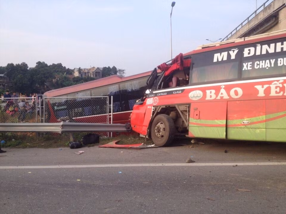 Tại hiện trường, xe khách mang BKS 29B- 09344 hành trình Mỹ Đình - Tuyên Quang nằm ngang trên đường và bị hư hỏng nặng phần đầu xe. Trong khi đó, chiếc xe 45 chỗ khác bị hất văng ra khỏi đường cao tốc và đang được cứu hộ.