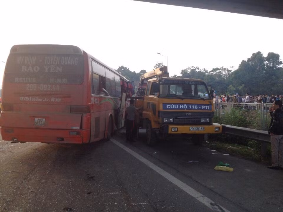 Ngay sau khi nhận được thông tin, lực lượng Cảnh sát giao thông, đơn vị quản lý đường cao tốc đã có mặt kịp thời phân làn, điều tiết giao thông; đơn vị cứu hộ cứu thương đã có mặt tại hiện trường để xử lý đưa người bị nạn đi cấp cứu.