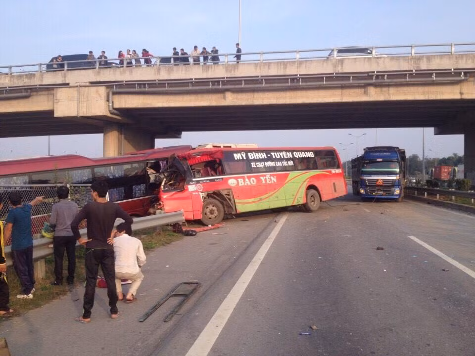 Nguyên nhân ban đầu được xác định là do xe khách BKS 29B-093.44 nổ lốp, tài xế mất lái nên đâm vào xe khách mang BKS 24B-005.02 gây tai nạn.