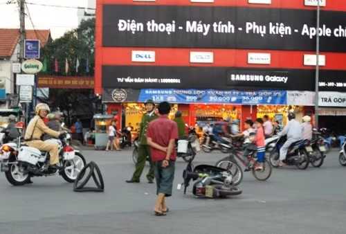 12. Thương tâm cháu bé 2 tuổi tử vong trên đường cậu chở đi học về Khoảng 17h ngày 25/12, anh T.N.H (SN 1988), trú ở phường An Tây (TP.Huế) điều khiển chiếc xe máy mang BKS: 75 H8 - 5579, chở theo cháu gái ruột khoảng 2 tuổi vừa tan học ở trường mẫu giáo Hoa Mai về. Đến đoạn ngã tư giao đường Hùng Vương, Nguyễn Huệ, Bà Triệu, xe của anh H. bất ngờ va chạm với chiếc xe tải mang BKS: 75K-3384. Vụ va chạm khiến 2 cậu cháu ngã xuống đường, bé gái 2 tuổi tử vong.