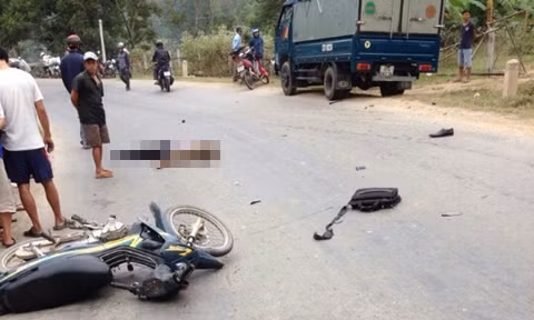 9. Người đàn ông đi xe biển xanh bị xe tải tông chết thảm Khoảng 14h ngày 24/12, tại tỉnh lộ 15A thuộc địa phận xóm 1, xã Tràng Sơn, huyện Đô Lương (Nghệ An), một người đàn ông (khoảng 40 tuổi) điều khiển xe máy BS 37B1 0513 lưu thông từ hướng Tân Kỳ xuống Đô Lương đã vượt một xe ô tô cùng chiều. Do tầm nhìn ngắn không quan sát kịp nên chiếc ô tô tải BS 37C 08234 chạy ngược chiều tốc độ cao đã va phải chiếc xe máy biển xanh khiến người đàn ông ngã ra đường tử vong tại chỗ.