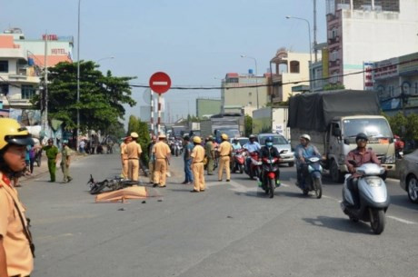 14. TP HCM: Xe ben tông 3 xe máy, 1 người chết tại chỗ Khoảng 9h sáng 26/12, một chiếc xe ben mang BKS 36L – 4068 chạy trên cầu vượt ngã tư Ga hướng từ quận 12 về quận Gò Vấp (TP HCM) bất ngờ đâm vào 3 xe máy đang chạy trên đường. Cú tông mạnh khiến anh Bùi Minh Tấn (36 tuổi, ngụ Tân Uyên, Bình Dương) điều khiển xe máy mang BKS 61E1 – 376.14 tử vong tại chỗ. Sau khi xảy ra tai nạn, xe ben chạy cách hiện trường khoảng 500m mới chịu dừng lại.