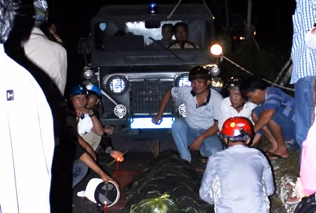 7. Lùi xe bất cẩn dẫn đến tai nạn chết người Khoảng 18h ngày 22/12, trên quảng lộ Phụng Hiệp (đoạn khóm 1, phường Tân Thành, TP.Cà Mau), anh Nguyễn Cao Hoài (SN 1995, ngụ ấp 6, xã Tân Thành, TP.Cà Mau) điều khiển xe máy lưu thông trên quảng lộ Phụng Hiệp (hướng từ xã Tân Thành đến TP.Cà Mau) thì bất ngờ có chiếc xe tải đổ cát từ trong lề lùi ra, anh Hoài thắng không kịp dẫn đến va chạm. Vụ tai nạn khiến anh Hoài tử vong tại chỗ, còn tài xế đã nhanh chân rời khỏi hiện trường.