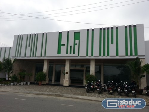 3. Xử phạt 2 cửa hàng ở Đà Nẵng từ chối tiếp người Việt Sáng 24/12, lãnh đạo Chi Cục QLTT TP Đà Nẵng cho biết, đơn vị đã lập biên bản xử phạt đối với 2 cửa hàng Sao Đại Hàn và Showroom H.A vì từ chối phục vụ người Việt. Cụ thể, cơ quan này phạt 15 triệu đồng đối với showroom H.A Cao su thiên nhiên (số 148 đường Xuân Thuỷ, quận Cẩm Lệ, Đà Nẵng, thuộc Công ty TNHH Thương mại và Dịch vụ Tuệ Dân) về hành vi kinh doanh sản phẩm thiếu nhãn mác phụ, niêm yết giá không rõ ràng. Còn với Jj Shop Sao Đại Hàn (đường Võ Nguyên Giáp) bị phạt 4,8 triệu đồng vì kinh doanh sản phẩm không có nhãn mác phụ.