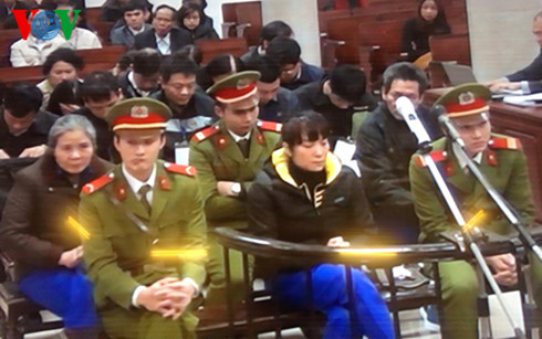 8. “Đại án” 2.500 tỉ tại Agribank: Đề nghị 30 năm tù với cựu giám đốc Sáng 25/12, trước khi bước vào tranh luận, đại diện VKSND cho rằng bị cáo Phạm Thị Bích Lương (SN 1969, cựu Giám đốc Chi nhánh Agribank Nam Hà Nội) giữ vai trò chủ mưu trong "đại án" tham nhũng tại Agribank gây thiệt hại gần 2.500 tỉ đồng, gây thiệt hại hơn 2.400 tỉ đồng. Do đó, đại diện VKS đề nghị tòa xử phạt 19 đến 10 năm tù vì tội Vi phạm cho vay, 14 đến 15 năm tù vì tội lợi dụng chức vụ quyền hạn. Tổng hợp hình phạt là 30 năm tù. Bị truy thu 1 tỉ đồng và chiếc xe ô tô Bentley để trả cho Ngân hàng Agribank chi nhánh Nam Hà Nội.