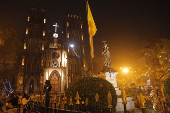 5. Người Sài Gòn - Hà Nội thích thú đón Giáng Sinh rực rỡ sắc màu Tối nay (24/12), rất đông người dân thủ đô Hà Nội và TP HCM đổ ra đường và các trung tâm thương mại nhộn nhịp để tận hưởng không khí Giáng sinh. Đèn hoa rực rỡ sắc màu trên khắp phố phường tạo nên một đêm Giáng sinh thật nhiều cảm xúc. Đây có lẽ là noel có nền nhiệt cao nhất so với nhiều năm trở lại đây. Vì thế, không còn lý do gì để người dân 2 miền ngại ra đường tận hưởng một đêm Giáng sinh an lành.