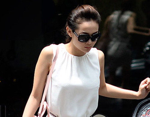 10. Nhà diễn viên Minh Hằng bị trộm đột nhập, lấy hàng tỷ đồng Chiều 26/12, Công an quận 2 (TP HCM) đã phối hợp với các đơn vị nghiệp vụ khám nghiệm hiện trường ngôi biệt thự của nữ diễn viên Minh Hằng ở khu An Phú, quận 2, TP HCM. Theo đó, khuya 25/12, trong lúc Minh Hằng đang ở Nhật Bản, người thân đã đến trình báo công an về việc bị trộm đột nhập vào nhà riêng lấy một túi xách hàng hiệu trị giá 30.000 USD, nhẫn hột xoàn 400 triệu đồng và đồng hồ khoảng 25.000USD. Ước tính tổng giá trị tài sản lên tới 1,5 tỷ đồng.