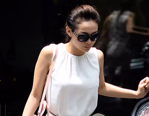 10. Nhà diễn viên Minh Hằng bị trộm đột nhập, lấy hàng tỷ đồng Chiều 26/12, Công an quận 2 (TP HCM) đã phối hợp với các đơn vị nghiệp vụ khám nghiệm hiện trường ngôi biệt thự của nữ diễn viên Minh Hằng ở khu An Phú, quận 2, TP HCM. Theo đó, khuya 25/12, trong lúc Minh Hằng đang ở Nhật Bản, người thân đã đến trình báo công an về việc bị trộm đột nhập vào nhà riêng lấy một túi xách hàng hiệu trị giá 30.000 USD, nhẫn hột xoàn 400 triệu đồng và đồng hồ khoảng 25.000USD. Ước tính tổng giá trị tài sản lên tới 1,5 tỷ đồng.