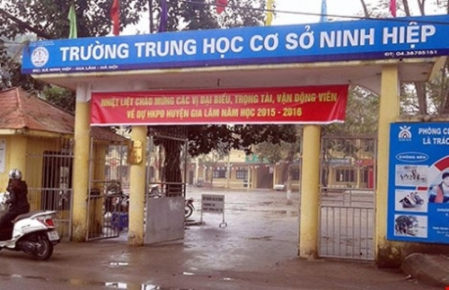 2. Học sinh Ninh Hiệp được cho tiền để nghỉ học hàng loạt? Chiều 23/12, ông Hoàng Anh Tú - Chánh văn phòng UBND huyện Gia Lâm - cho biết, theo thông tin ông nhận được, ngoài sự đồng thuận của phụ huynh, học sinh nghỉ học còn được cho tiền. Cụ thể, các em được cho 50.000 đồng mỗi buổi nghỉ học để phản đối xây trung tâm thương mại, nghỉ cả ngày nhận 100.000 đồng. Tuy nhiên, một số người dân Ninh Hiệp phủ nhận chuyện này. Ông Tú cũng cho rằng, chưa có bằng chứng cụ thể về việc nhận tiền. Được biết, đây là ngày thứ ba học sinh ở Ninh Hiệp nghỉ học đồng loạt.
