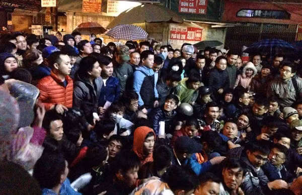 7. Ngất xỉu, hỗn loạn ở điểm tiêm vắc xin dịch vụ Ngày 25/12, khoảng 500 người chen chúc trước cửa phòng tiêm dịch vụ Polyvac 182 Lương Thế Vinh, Hà Nội để chờ tiêm vắc xin dịch vụ 5 trong 1 (Pentaxim) cho con, gây nên cảnh hỗn loạn chưa từng có. Do không tổ chức phát số nên tại điểm tiêm đã xảy ra tình trạng chen lấn xô đẩy, nhiều phụ huynh bị ngất xỉu vì ngạt khí. Được biết, phòng tiêm dịch vụ Polyvac 182 Lương Thế Vinh là một trong 3 điểm đầu tiên ở Hà Nội bắt đầu tiêm chủng vắc xin dịch vụ. Đây là điểm duy nhất không cần đăng ký trước khi tiêm.