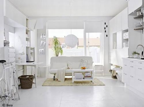 Sử dụng gam màu trắng cho toàn bộ căn hộ nhỏ. Tác dụng của gam màu trắng chính là mang lại ấn tượng về sự rộng lớn cho không gian, đồng thời làm cho không gian sống trở nên bừng sáng hơn. Hãy tận dụng ưu điểm này của sắc trắng cho căn hộ nhỏ của bạn. Hãy sơn trắng toàn bộ các bức tường và trần của căn phòng, kết hợp với những món nội thất có sắc màu đồng bộ. Lúc này, sắc trắng sẽ là màu nền, để bớt cảm giác lạnh lẽo nhàm chán, bạn có thể thêm một vài món đồ với sắc màu nổi bật làm điểm nhấn.