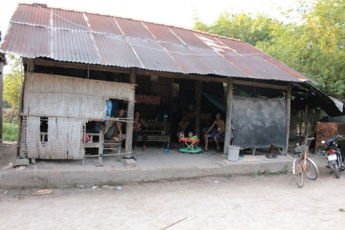 Những hộ dân chưa có nơi đi, đành bám đất quy hoạch để ở.