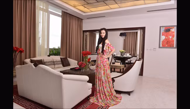 Căn nhà nằm ở tầng 32 và 33, được đập thông tầng. Vị trí đẹp trên tầng cao có tầm nhìn toàn cảnh thành phố.