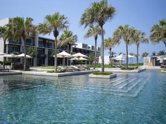 Hyatt Regency Danang Resort and Spa được xây dựng vào năm 2011 trên diện tích đất hơn 20ha, dưới chân dãy núi Ngũ Hành Sơn nổi tiếng, nằm cách trung tâm thành phố 7km và dễ dàng tiếp cận các địa điểm khác trong thành phố.