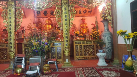 Hiện tại khu chung cư này, khi bước vào khu chờ thang máy, người dân sẽ thấy đập ngay vào mắt là một tờ giấy dán trên tường, thông báo việc “cúng dâng sao giải hạn” tại tầng mái của tòa nhà CT2, dành cho cho các hộ gia đình tại tòa nhà CT1 và CT2 chung cư Nam Xa La. Ảnh: VietnamNet.