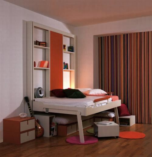 Sử dụng giường đa chức năng. Một chiếc giường kiêm kệ sách, buổi tối là nơi nghỉ ngơi, đọc sách, ban ngày có thể nâng lên làm nơi tiếp khách - một ý tưởng không thể tuyệt vời hơn cho những căn hộ nhỏ phải không nào!