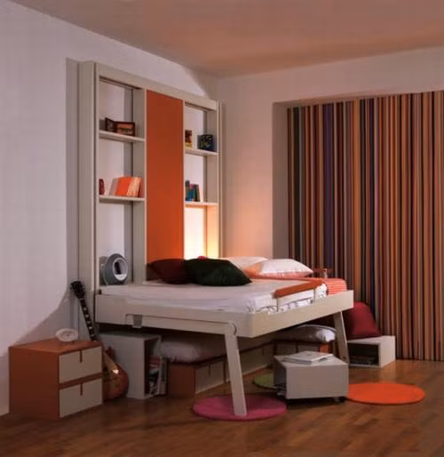 Sử dụng giường đa chức năng. Một chiếc giường kiêm kệ sách, buổi tối là nơi nghỉ ngơi, đọc sách, ban ngày có thể nâng lên làm nơi tiếp khách - một ý tưởng không thể tuyệt vời hơn cho những căn hộ nhỏ phải không nào!