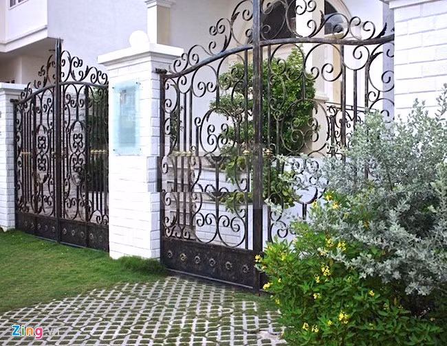 Nhà của vợ chồng ca sĩ Đăng Khôi là một ngôi biệt thự màu trắng sang trọng và xinh xắn với nội thất vô cùng xa hoa nằm ở quận 7, TP HCM.