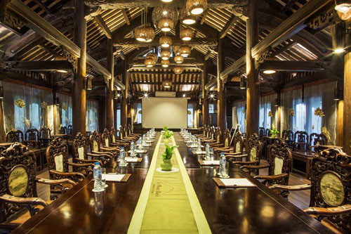 Khu resort có cả khu hội nghị, nhà hàng rộng lớn.