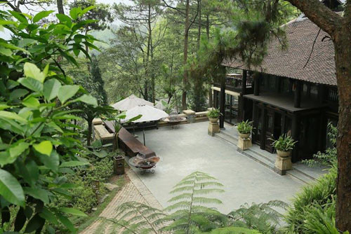 Toàn bộ khu vực phòng nghỉ gồm trên dưới 50 phòng hạng sang, được chia theo các cấp độ từ Hotel loại phòng nhỏ, phòng to cho đến Bungalow (nhà gỗ 1 tầng tách biệt).