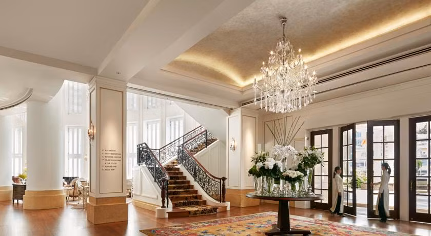 Khách sạn có 245 phòng khách, trong đó có 21 phòng căn hộ, bể bơi rộng, khu spa riêng, các khu giải khát và nhà hàng cao cấp cùng với trung tâm thương và phòng hội họp được trang bị đầy đủ tiện nghi, phòng tiệc, internet không dây khu công cộng.