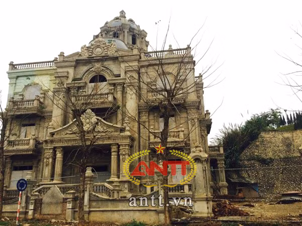 Sự hào nhoáng và sang trọng của ngôi biệt thự nằm trên vị trí đắc địa khiến ai đi qua cũng phải ngẩn ngơ ngắm nhìn. Tuy nhiên, dù đã thi công từ lâu nhưng ngôi biệt thự này đến nay không hiểu vì sao vẫn chưa được hoàn thiện. Hiện bên trong biệt thự, vật liệu xây dựng vẫn vứt ngổn ngang, không có người thi công hay trông coi.