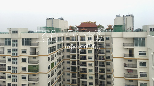 Cụ thể, dự án từng bị "tuýt còi" vì xây dựng không phép vào hồi đầu năm 2013; xây dựng không đúng mật độ; chưa nộp thuế; xây dựng làm nứt nhà dân. Và đặc biệt, chủ đầu tư còn ngang nhiên xây chùa trên tầng thượng của tòa nhà. Cụ thể, trên nóc tòa tháp 27 tầng, chủ đầu tư đã xây dựng ngôi chùa Tâm Linh diện tích khoảng 50m2. Ảnh: Kinh Tế Nông Thôn.