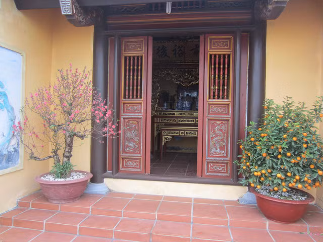 Cận cảnh ngôi chùa trên nóc tòa chung cư 27 Huỳnh Thúc Kháng. Trao đổi với báo chí, đại diện các chủ đầu tư đều cho biết, những ngôi chùa được xây dựng nhằm phục vụ đời sống tâm linh của cư dân trong tòa nhà, không phải để kinh doanh. Ảnh: GĐ&amp;XH.