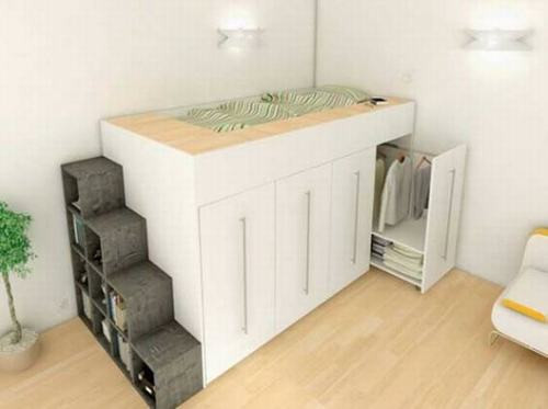 Dùng giường tủ đa năng. Không chỉ là thiết kế giường tầng như vẫn thấy, chiếc giường tủ đa năng này phong phú hơn về chức năng khi phần trên chính là giường, phần dưới là nơi dành cho tủ quần áo, ngay cả những bậc thang lên xuống cũng được tận dụng để làm kệ sách và nơi trưng bày đồ.