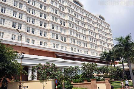 Park Hyatt Saigon là tòa nhà 9 tầng, màu trắng ngà. Mặt tiền mang nét kiến trúc Pháp, với những ô cửa sổ nhỏ. Khu vực phía trước khách sạn được trang trí bằng những vườn hoa và hồ phun nước.