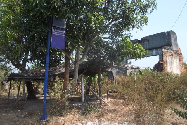 Tại cuộc làm việc với chính quyền huyện Củ Chi mới đây, Bí thư Thành ủy TP HCM Đinh La Thăng đã chỉ đạo các đơn vị liên quan trong 6 tháng tới phải có giải pháp xử lý triệt để nhằm tạo chuyển biến tình hình, nhất là chấm dứt tình trạng quy hoạch "treo", đầu tư xây dựng các khu tái định cư cho người dân...