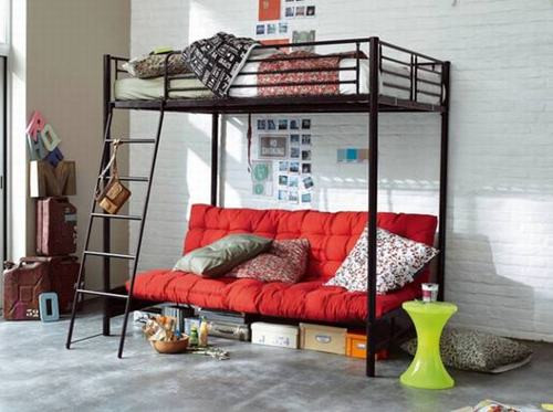 Sử dụng nội thất hai trong một. Nội thất hai trong một hay nội thất đa năng luôn là một trong những giải pháp thông minh và tiện dụng nhất cho căn hộ nhỏ của bạn. Chẳng hạn, giường và sofa dường như là 2 vật dụng không mấy liên quan, thế nhưng bạn có thể gộp chúng vào làm một như ví dụ trong hình này. Với món nội thất thông minh này thì bạn còn có thể tận dụng gầm sofa để đựng những hộp đồ dùng nhỏ xinh.