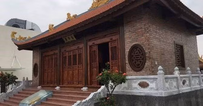 Công trình có mái uốn cong kiểu truyền thống, trên mái đều bố trí đính các biểu tượng linh vật, bên trong có hoành phi, câu đối... Khác với những dự án còn lại, trong các thông tin quảng cáo cho tòa chung cư xây chùa Hòa Bình Green City này, chủ đầu tư đều giới thiệu về ngôi chùa nói trên.