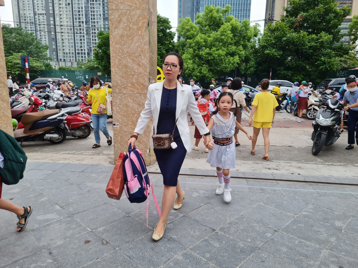 Hoc sinh Ha Noi han hoan trong ngay khai truong-Hinh-10