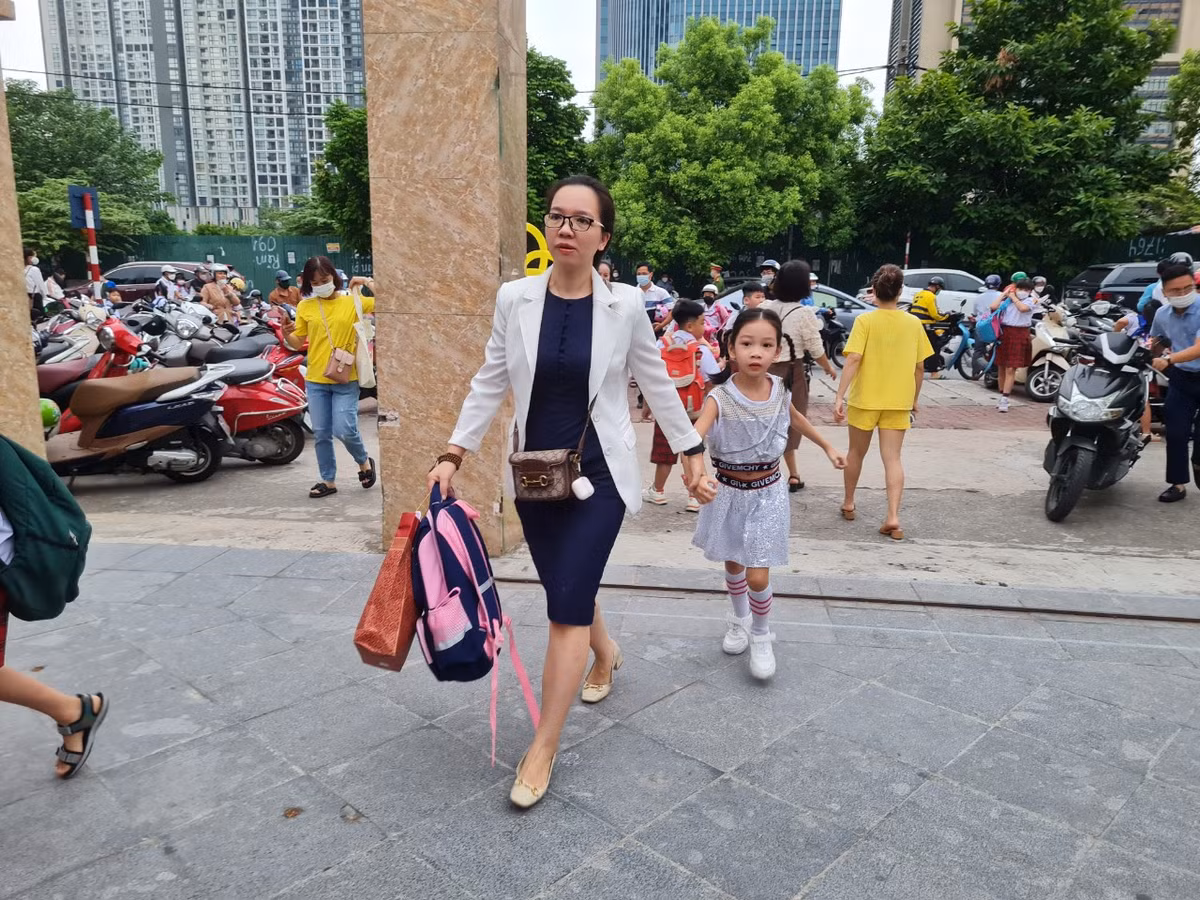 Hoc sinh Ha Noi han hoan trong ngay khai truong-Hinh-10