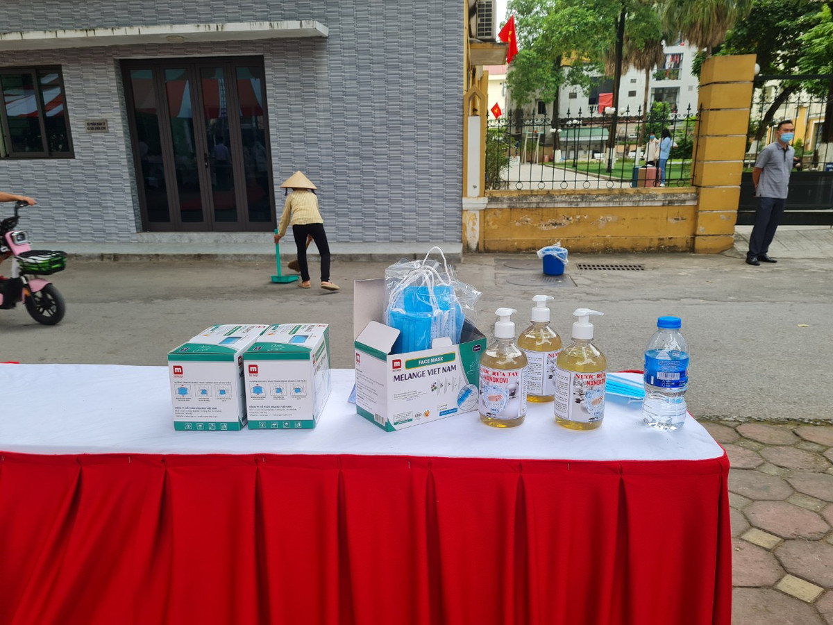 Hoc sinh Ha Noi han hoan trong ngay khai truong-Hinh-14