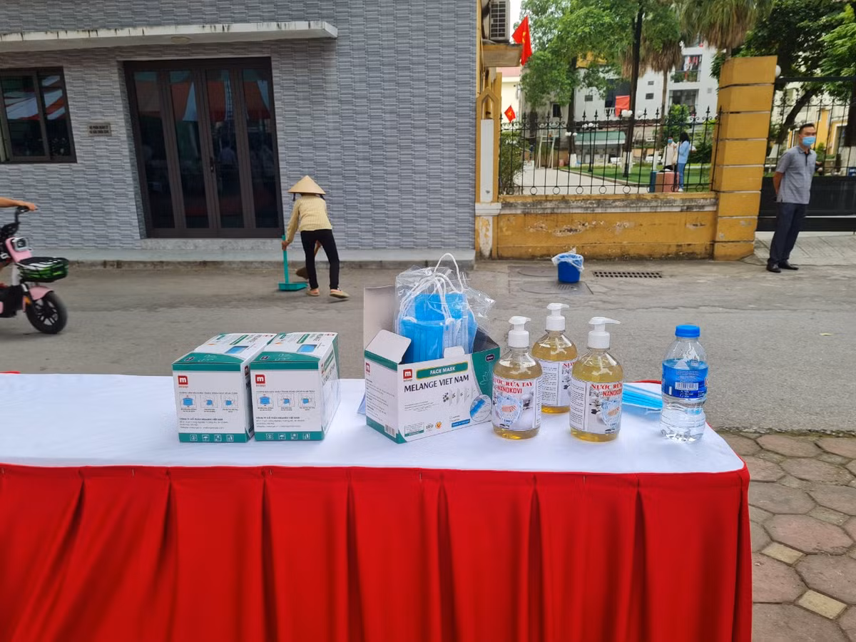 Hoc sinh Ha Noi han hoan trong ngay khai truong-Hinh-14