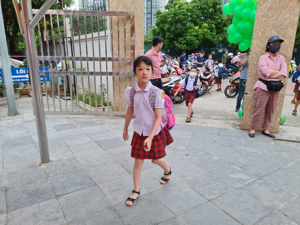 Hoc sinh Ha Noi han hoan trong ngay khai truong-Hinh-7