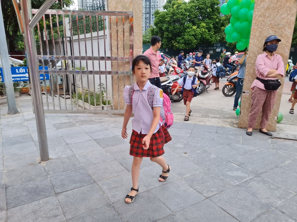 Hoc sinh Ha Noi han hoan trong ngay khai truong-Hinh-7