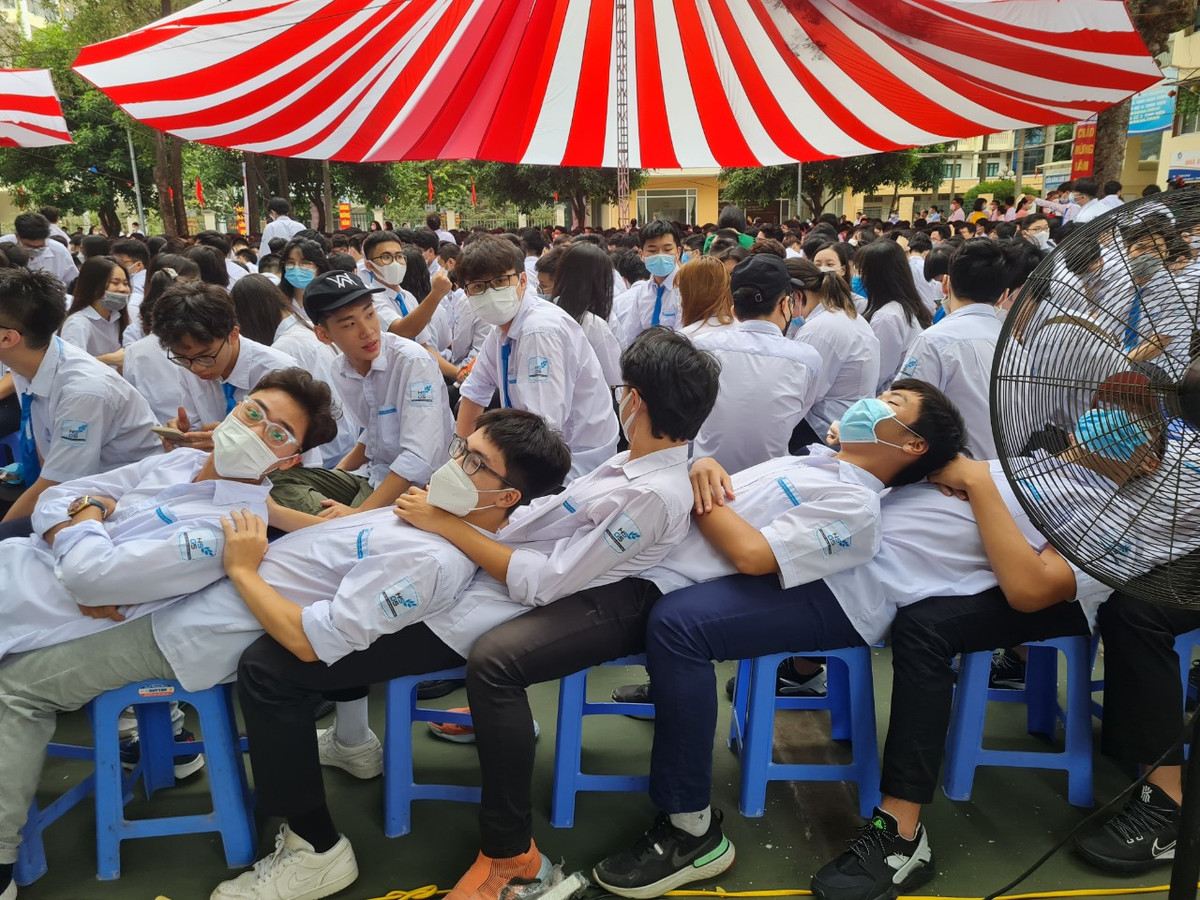 Hoc sinh Ha Noi han hoan trong ngay khai truong-Hinh-13