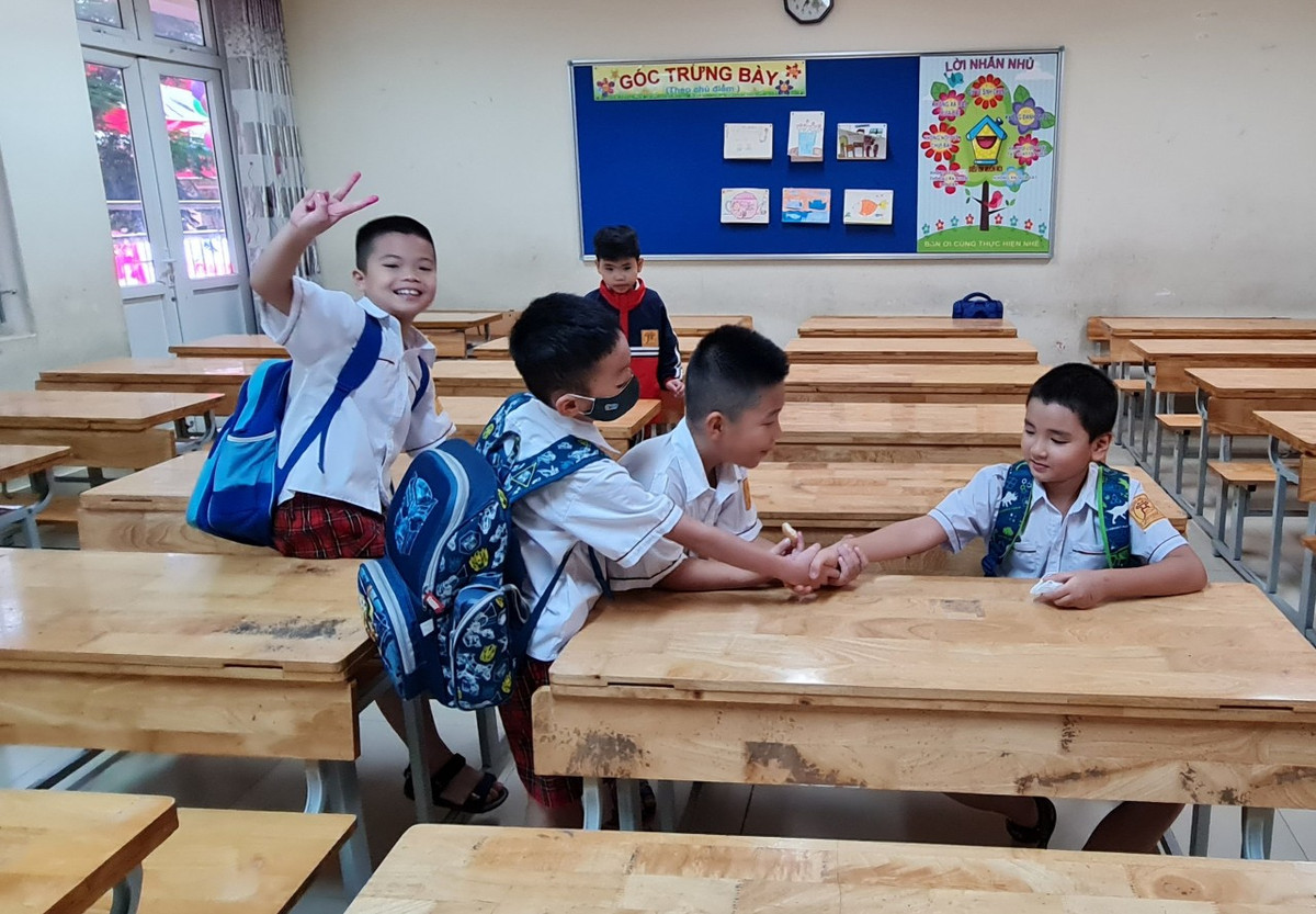 Hoc sinh Ha Noi han hoan trong ngay khai truong-Hinh-2