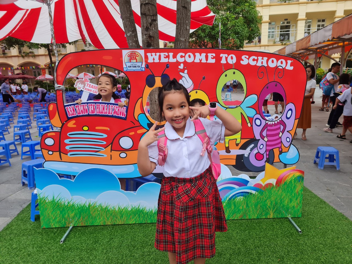 Hoc sinh Ha Noi han hoan trong ngay khai truong-Hinh-8