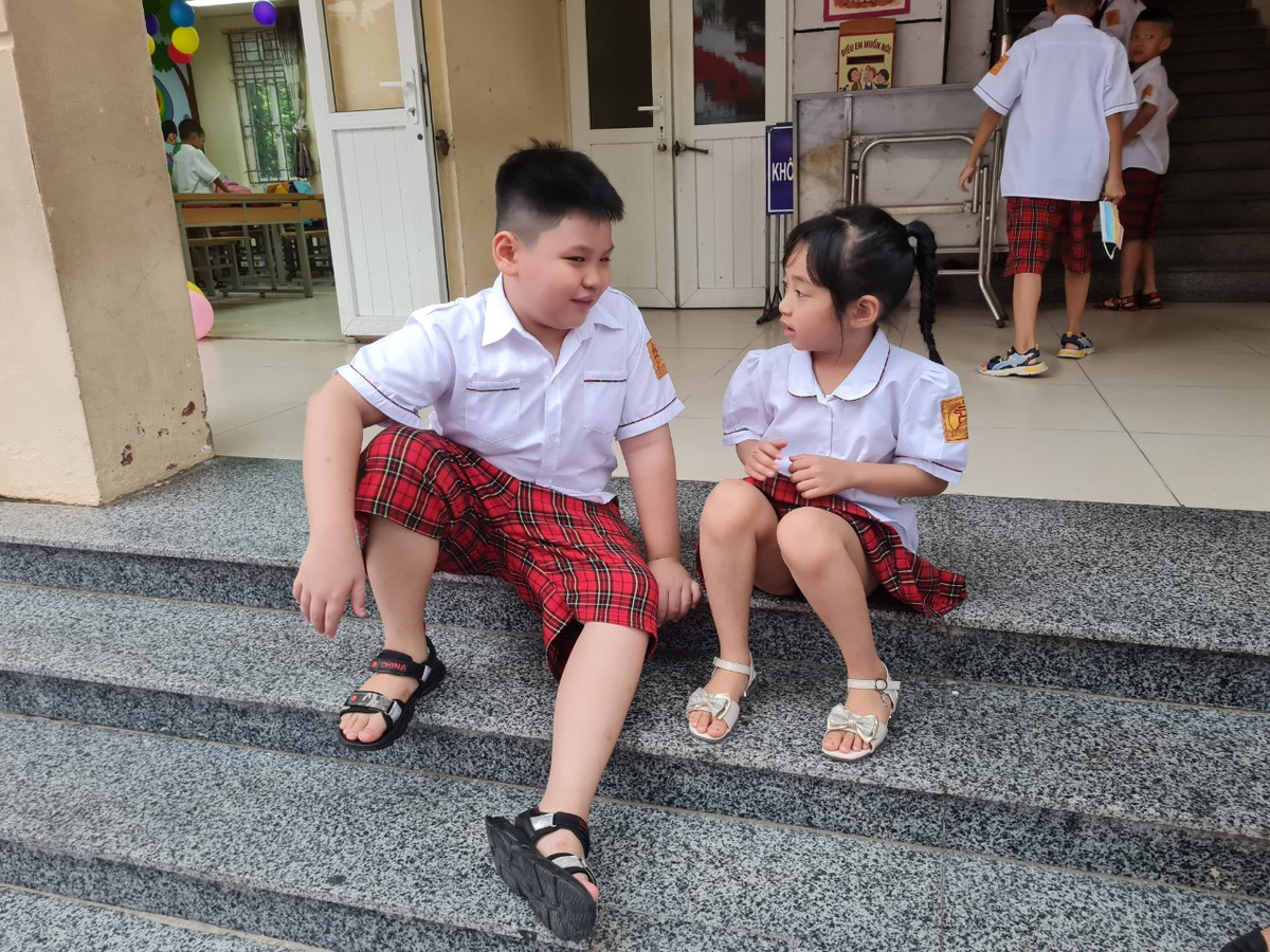 Hoc sinh Ha Noi han hoan trong ngay khai truong-Hinh-5